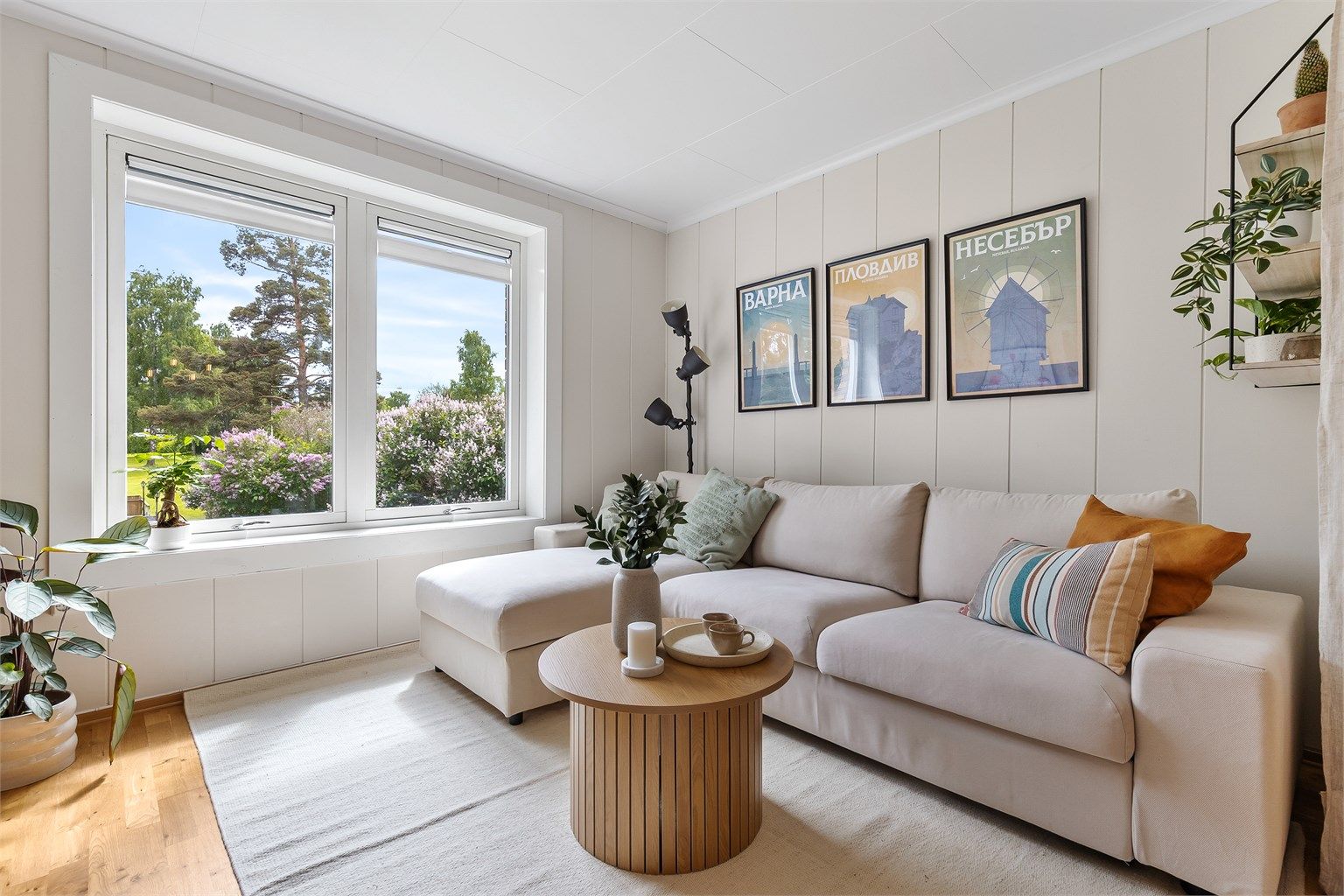 Den lyse og innbydende stuen har god plass til både spisebord og sofagruppe, med peisovn som skaper en lun atmosfære.