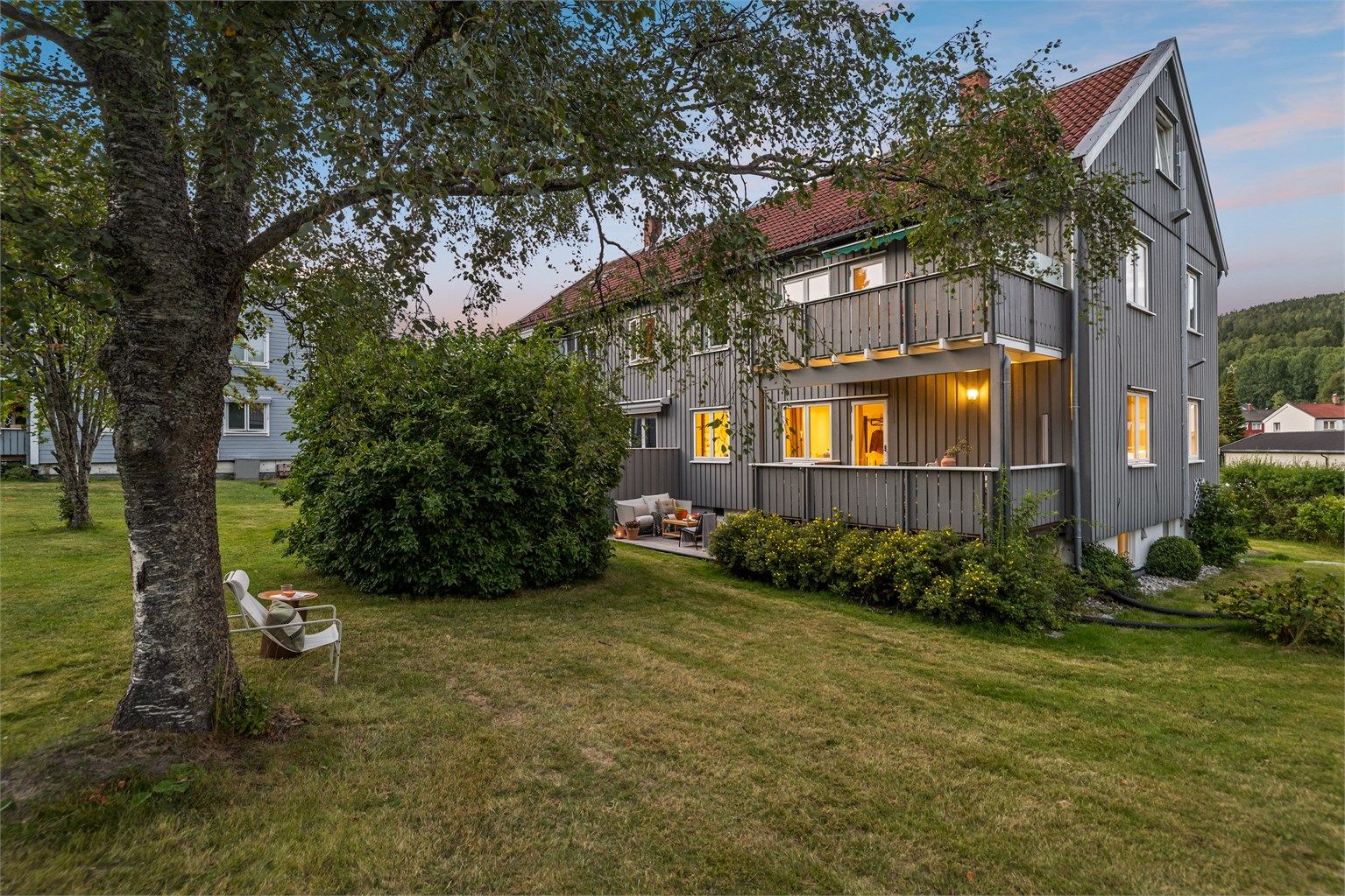 Det første som møter deg er boligens romslige og skjermede terrasse! 