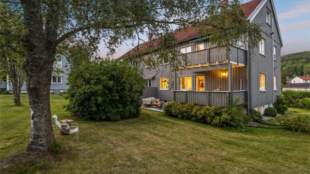 Det første som møter deg er boligens romslige og skjermede terrasse!