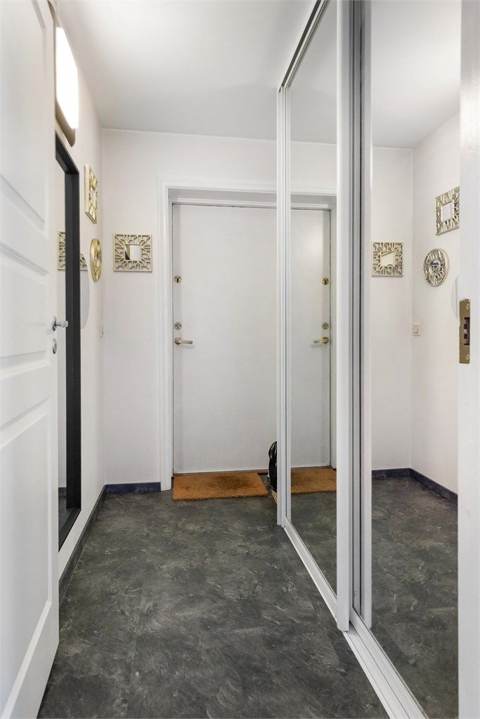 Innbydende entré med stor skyvedørsgarderobe med plass for yttertøy og sko