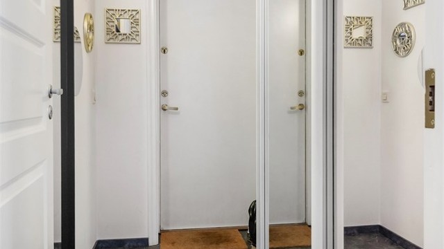 Innbydende entré med stor skyvedørsgarderobe med plass for yttertøy og sko