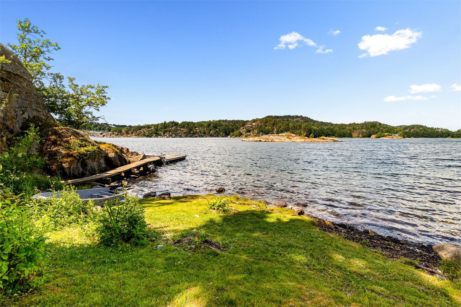 Det er kun få meter til en koselig strand og brygge, som deles med Storholmen 18 (nabohytta).