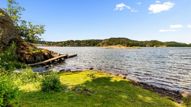 Det er kun få meter til en koselig strand og brygge, som deles med Storholmen 18 (nabohytta).