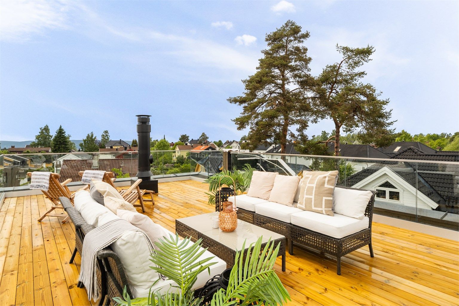 Fra repos i stuen er det dør til utvendig trapp som tar deg opp til en stor og solrik takterrasse på 35 kvm