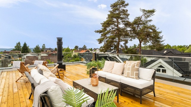 Fra repos i stuen er det dør til utvendig trapp som tar deg opp til en stor og solrik takterrasse på 35 kvm