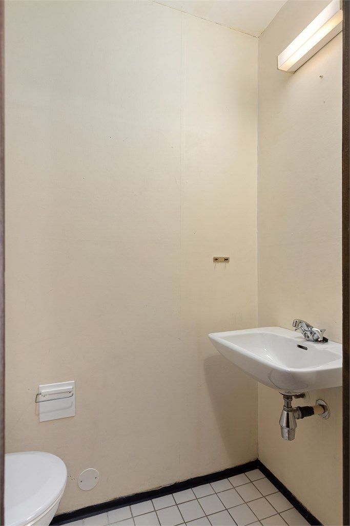 Toalettrom ved entré med toalett fra 2026