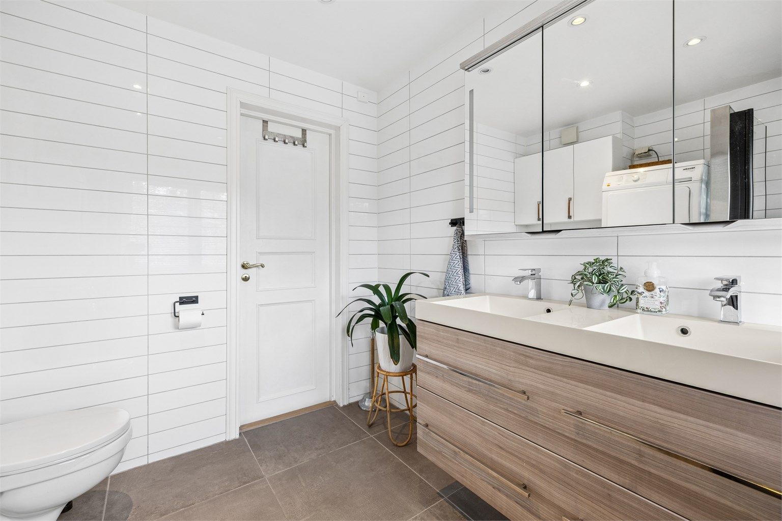 Bad i 2. etasje med innredning fra Linn Bad, doble servanter og gulvvarme. Gulvflisene ble lagt i 2020.