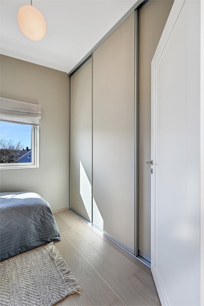 Det fjerde soverommet, også plassert i andre etasje, med plassbygget garderobe.