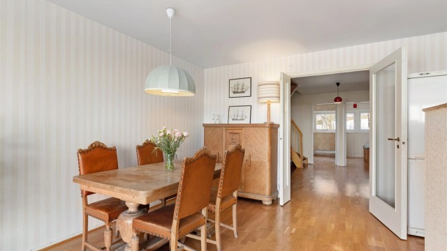 Leiligheten har en god planløsning med de sosiale sonene i en ende og begge soverommene i andre enden av etasjen
