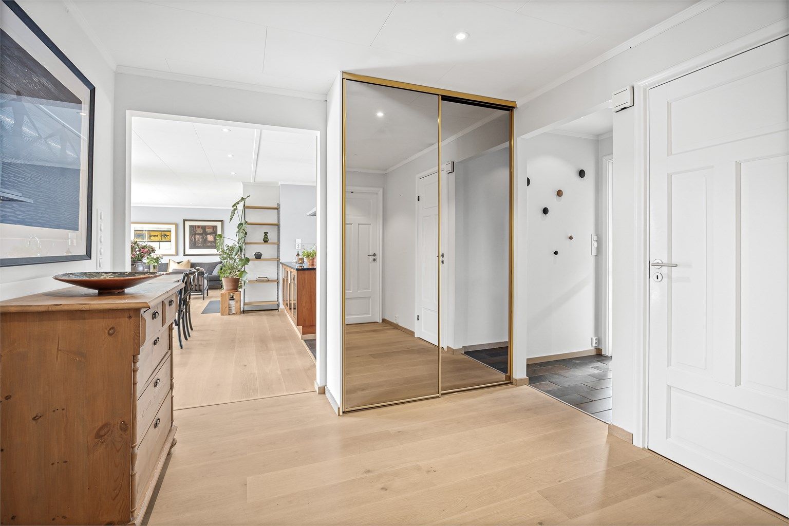 Entré og gang binder boligens rom sammen. Her er det også adkomst til to praktiske innvendige boder.