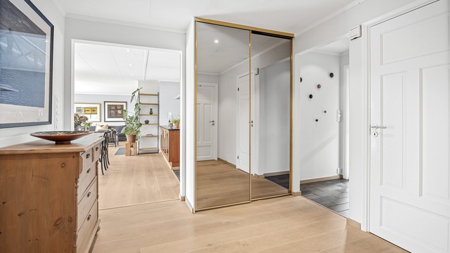 Entré og gang binder boligens rom sammen. Her er det også adkomst til to praktiske innvendige boder.