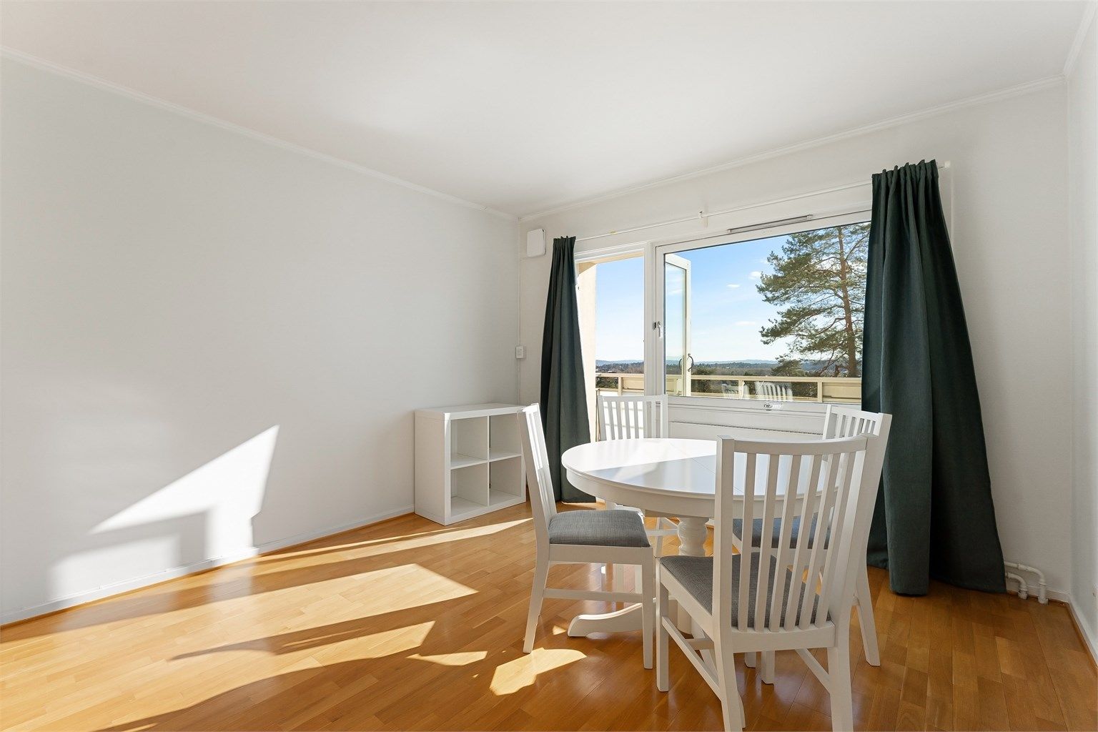 Store vindusflater og lyse overflater gir en luftig atmosfære.