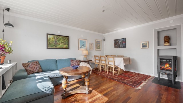 Leiligheten har en vedfyrt peisovn for både varme og hygge på vinterstid.