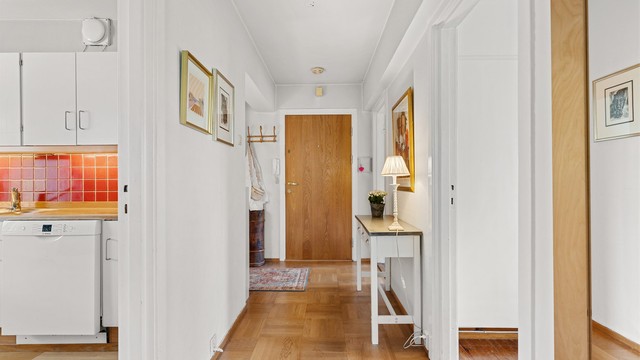 Inngangspartiet er innbydende og gir et godt førsteinntrykk av boligen.