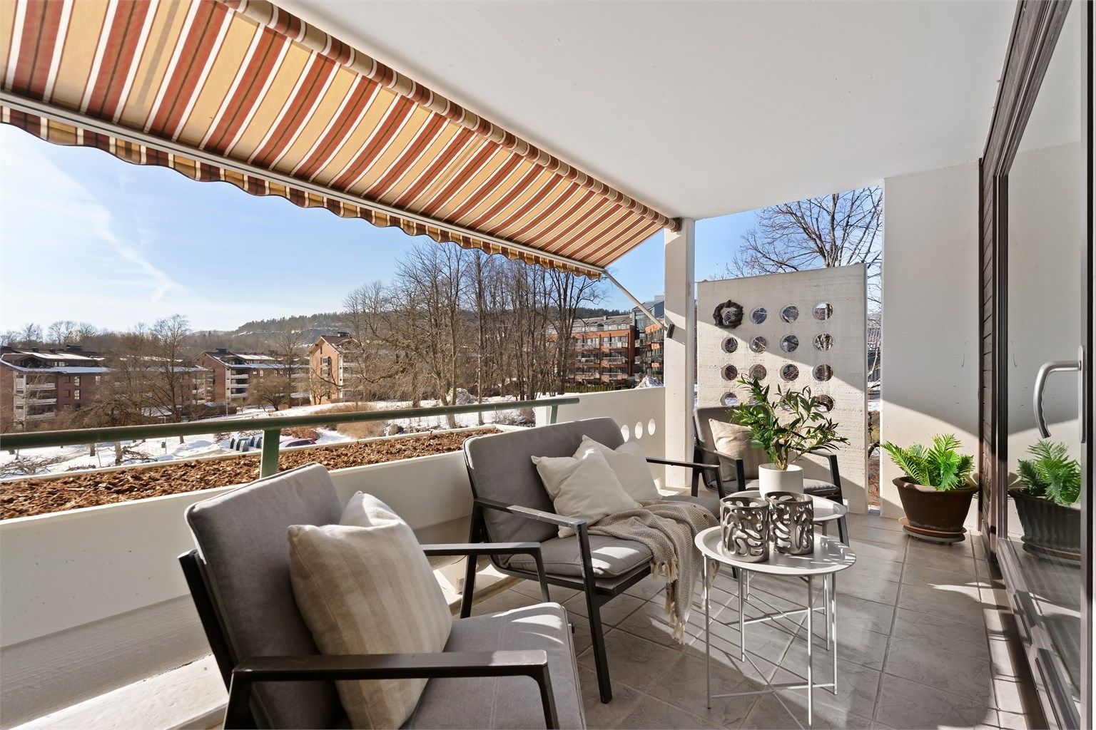 Leiligheten har to balkonger på til sammen 19 m², som utvider boarealet på varme dager.