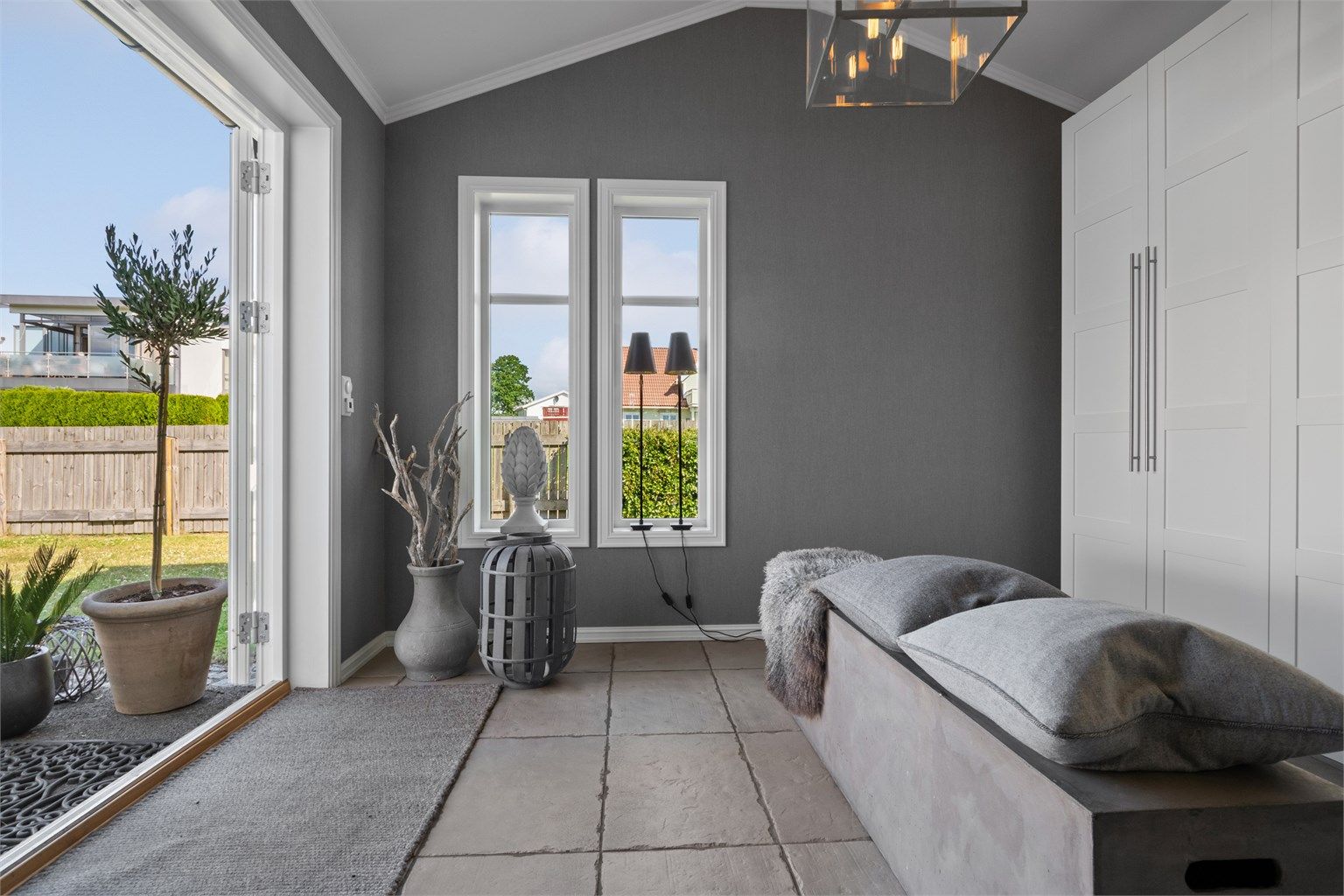 Entreen gir et meget godt førsteinntrykk, med tapetserte grå vegger, god takhøyde og varme under store, lysegrå gulvfliser.