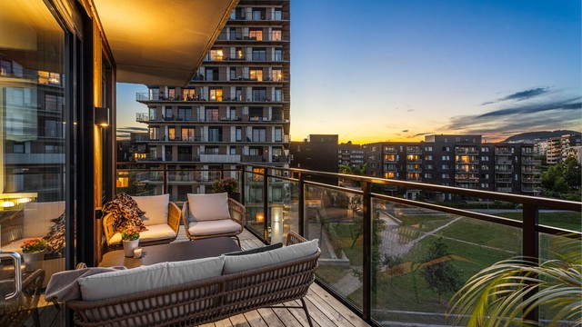 Den romslige balkongen kan innredes i flere soner - perfekt for late sommerkvelder.