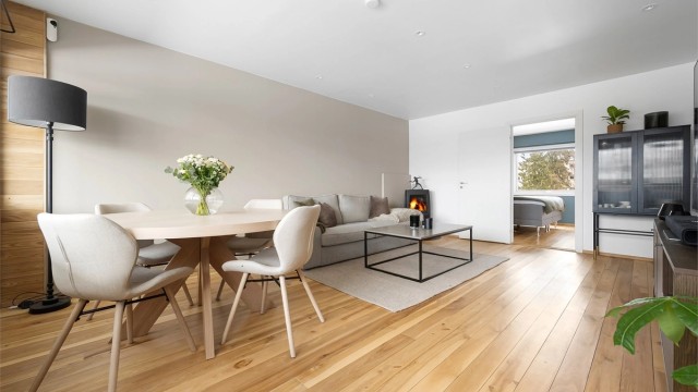 Stuen er et innbydende rom med plass til både sofagruppe og spisebord.