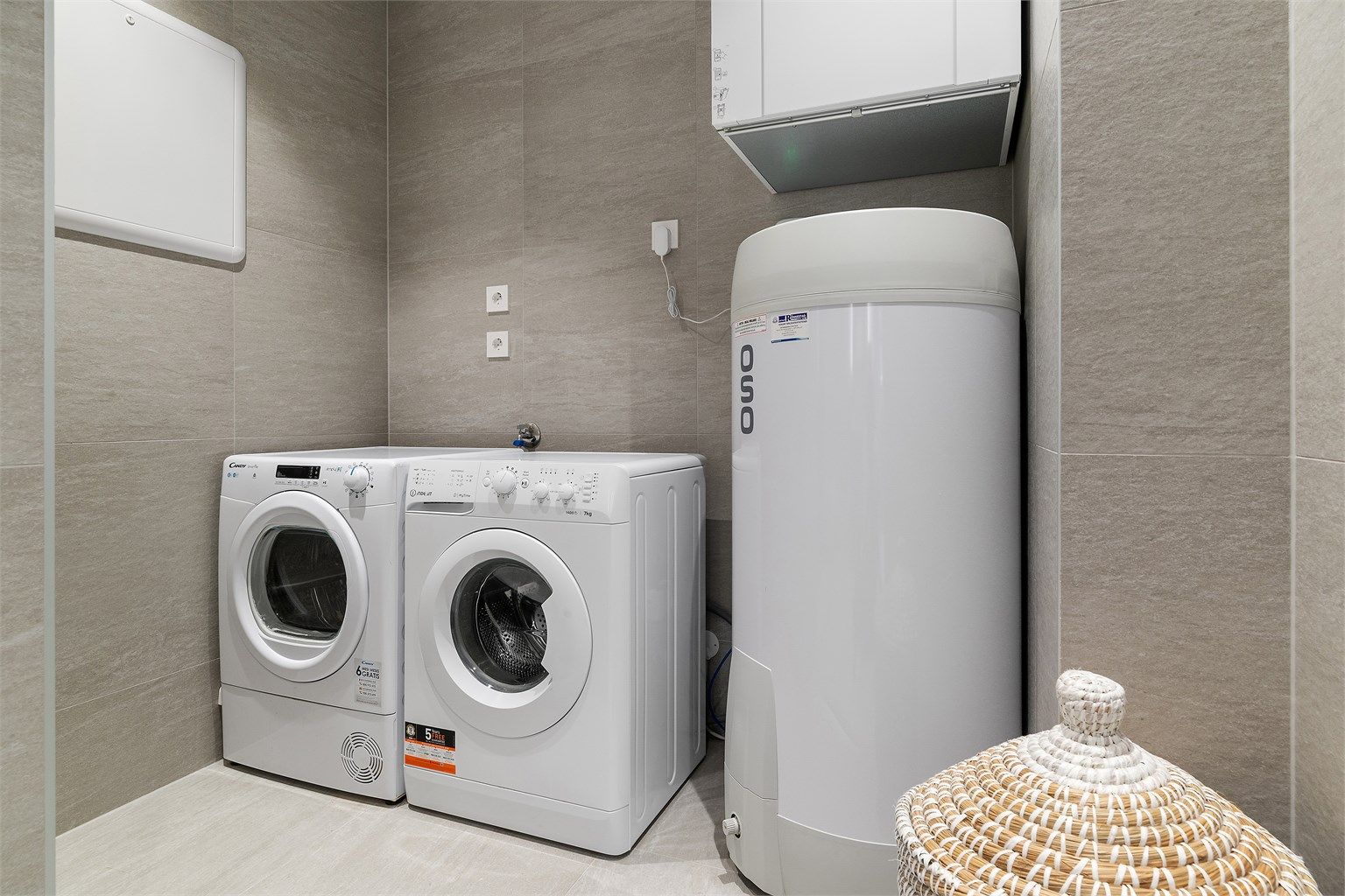 Vaskeromsdelen av badet har opplegg for både vaskemaskin og tørketrommel, samt at tekniske installasjoner er montert her. Rommet er på totalt ca 9m²