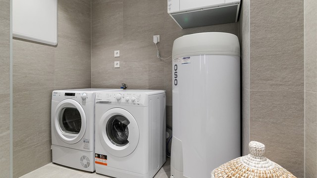 Vaskeromsdelen av badet har opplegg for både vaskemaskin og tørketrommel, samt at tekniske installasjoner er montert her. Rommet er på totalt ca 9m²