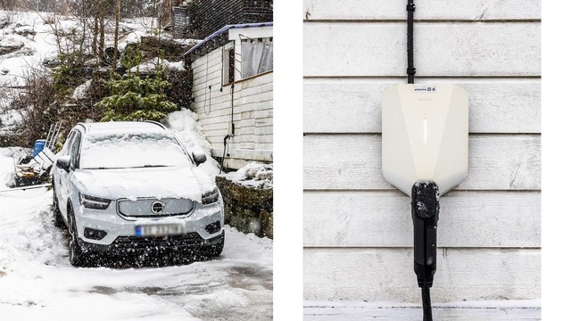 Det er montert el-bil lader ved parkeringsplassen.