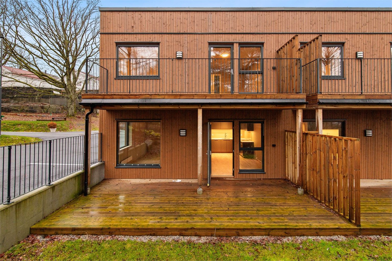 Fra stuen har du utgang til en overbygget terrasse.