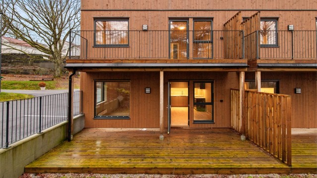 Fra stuen har du utgang til en overbygget terrasse.