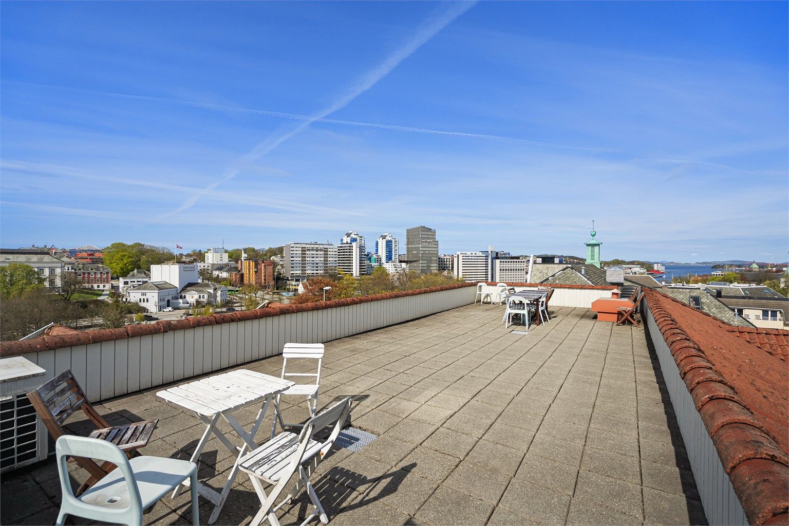 Stor, felles takterrasse.
