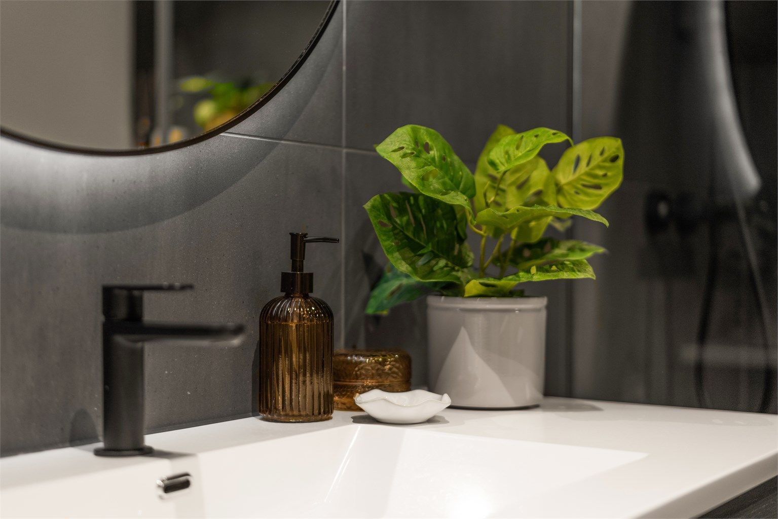 Gjennomførte detaljer som sorte armaturer understreker den moderne stilen.