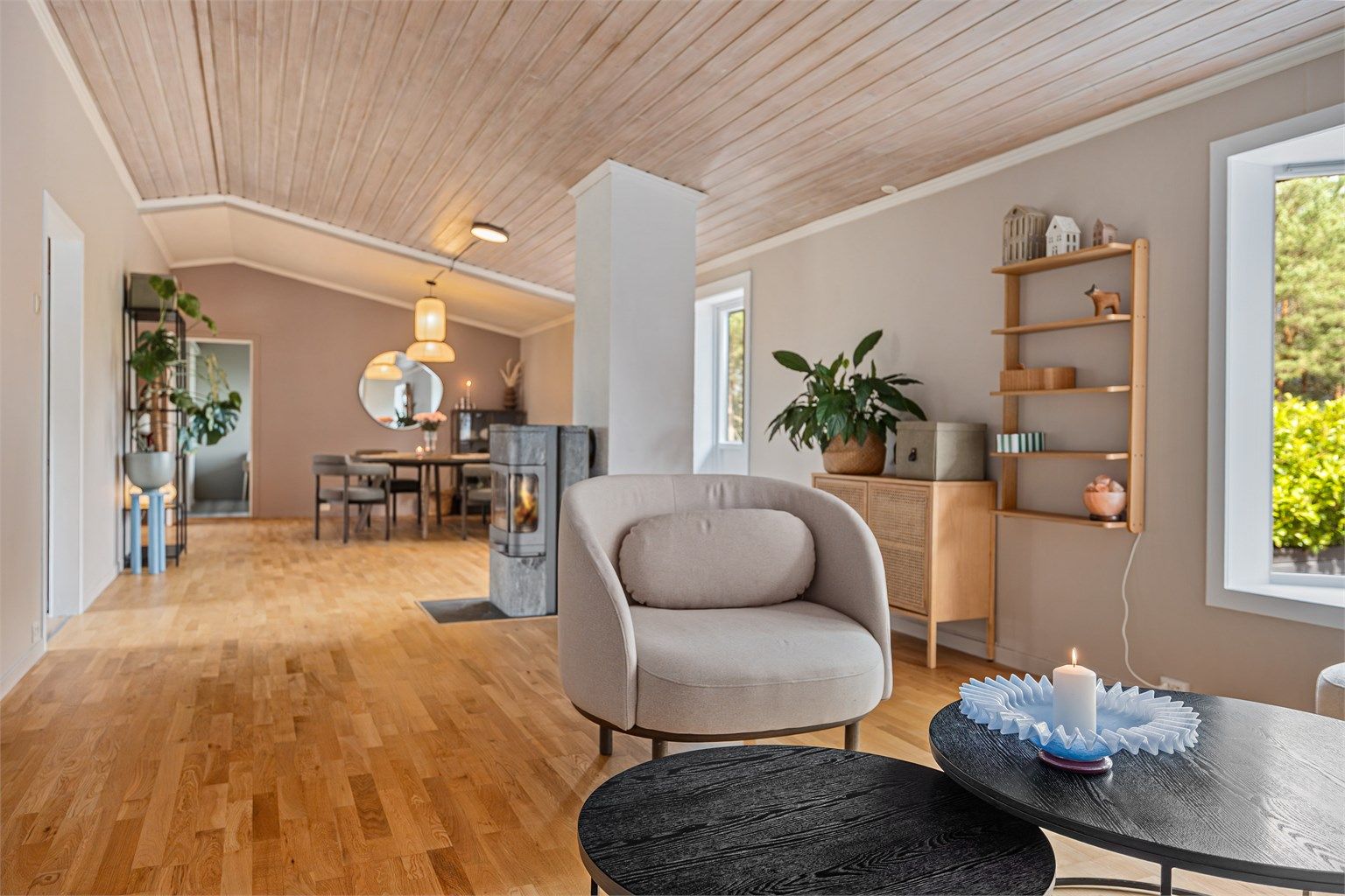 Stuen har en åpen og luftig utforming med gjennomgående parkettgulv
Foto: Hunter Visuals