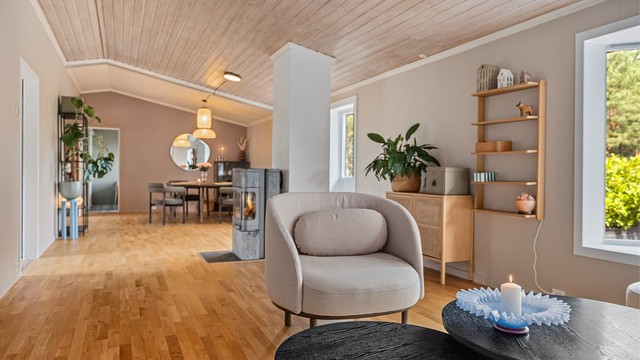 Stuen har en åpen og luftig utforming med gjennomgående parkettgulv
Foto: Hunter Visuals