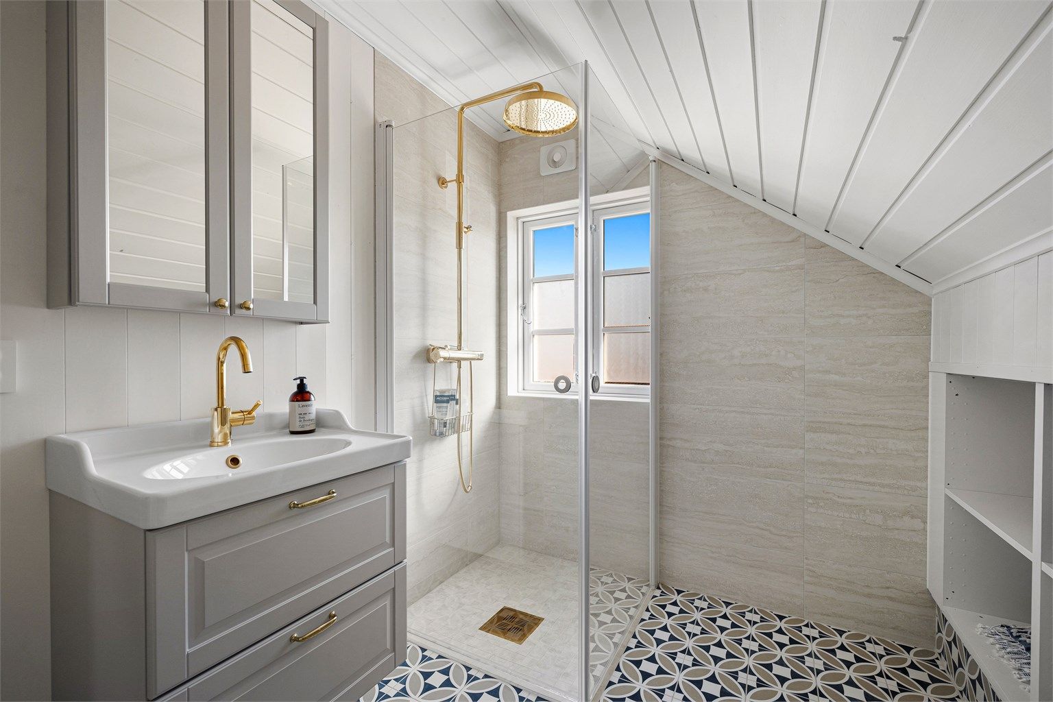 Badet i annen etasje er elegant og nøkternt, også det med armatur i kobber.