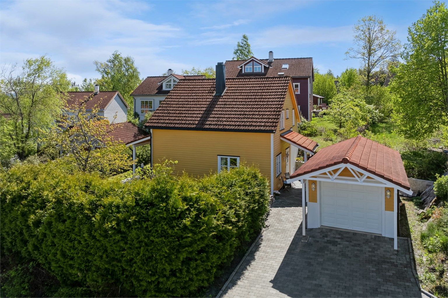 Boligen ligger innerst i blindvei med kort vei til barnehager, skoler og Tangen senter.