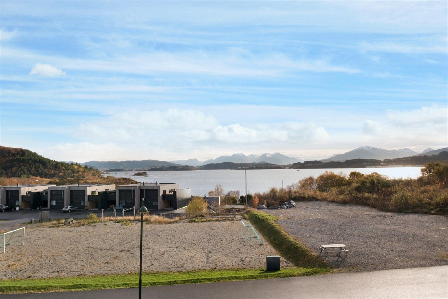 Leiligheten har fantastisk utsikt mot fjord og fjell