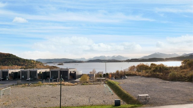 Leiligheten har fantastisk utsikt mot fjord og fjell