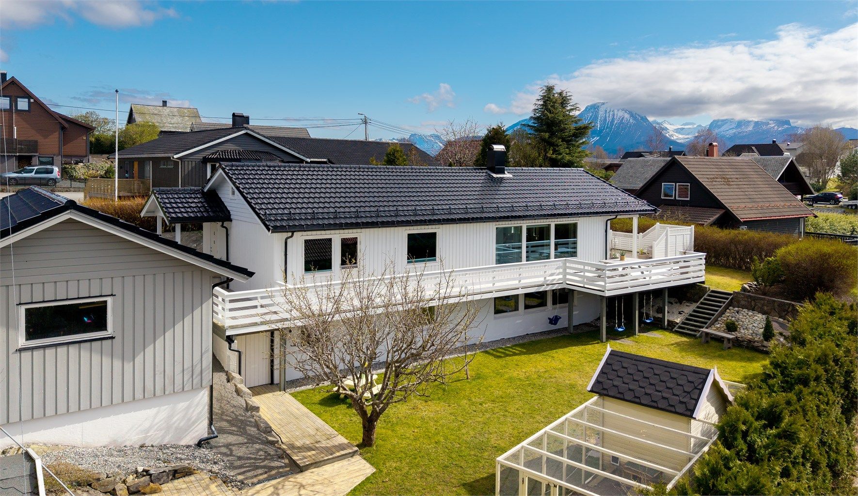 Krogsveen Sunnmøre v/Eiendomsmegler/Daglig leder Preben Willmann har gleden av å presentere en attraktiv og familievennlig enebolig med god planløsning og skjermet tomt beliggende i Jordmorvegen 7 på Vegsund