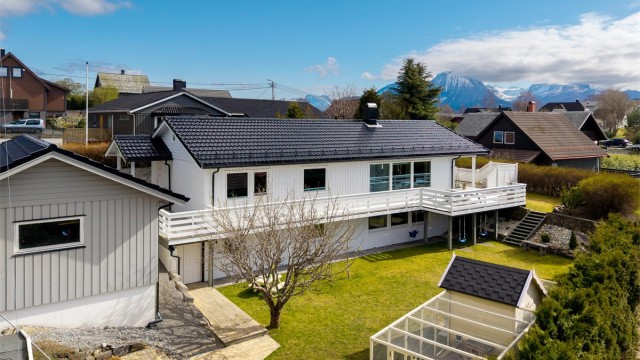 Krogsveen Sunnmøre v/Eiendomsmegler/Daglig leder Preben Willmann har gleden av å presentere en attraktiv og familievennlig enebolig med god planløsning og skjermet tomt beliggende i Jordmorvegen 7 på Vegsund