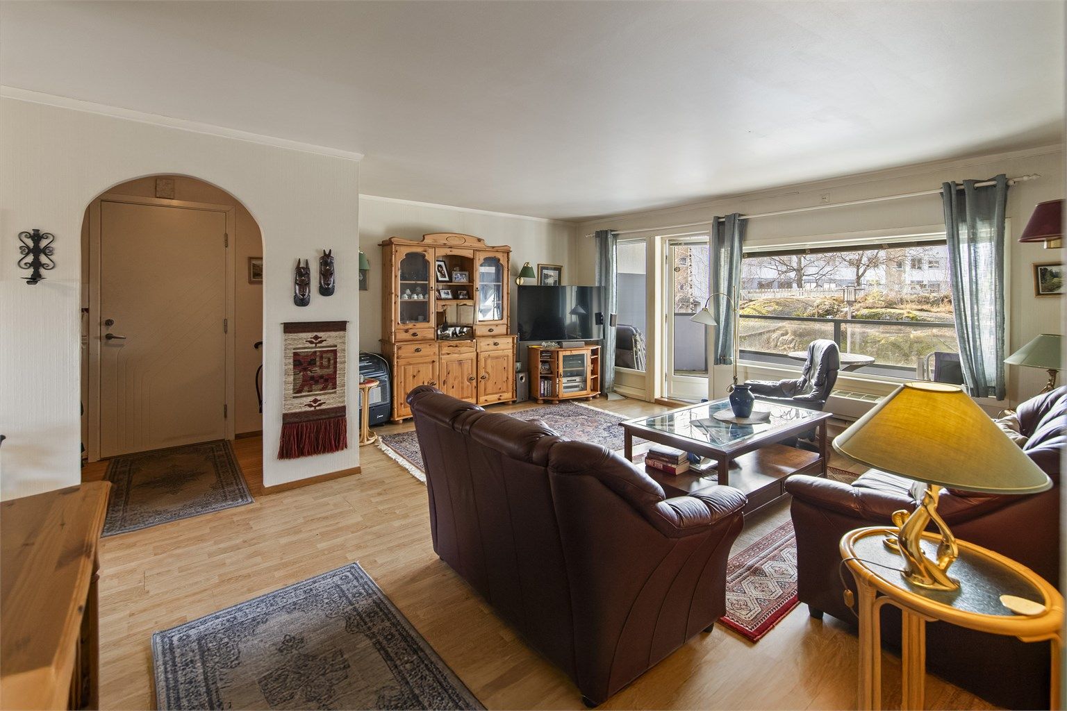 Fra gangen kommer du direkte inn i stuen