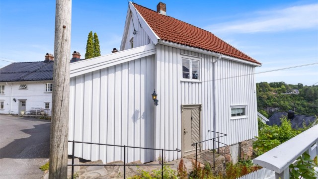 Eiendommen ligger i et etablert og rolig nabolag med kort vei til sjø og sentrum.