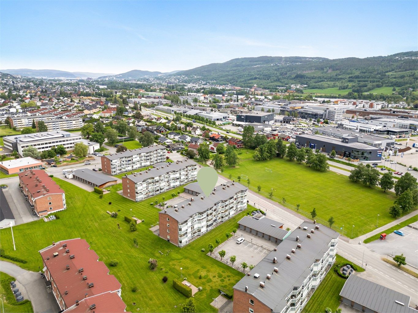 Leiligheten ligger i et veletablert borettslag med store, grønne fellesarealer og nærhet til både servicetilbud samt marka.
Foto: Stine Prøitz Jørgensen