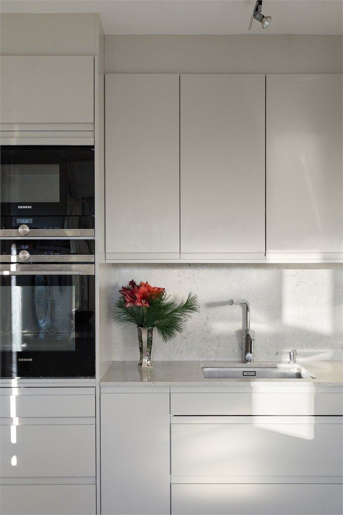 Integrerte hvitevarer medfølger: Kjøkkenet er utstyrt med kjøleskuff, vinkjøler, oppvaskmaskin, stekeovn, mikrobølgeovn og platetopp samt vegghengt ventilator.