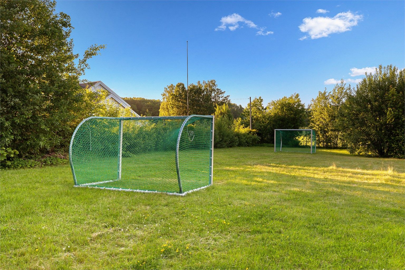 Rett på nedsiden av leiligheten finnes det stor ballslette. Perfekt for lek og moro for de minste.
