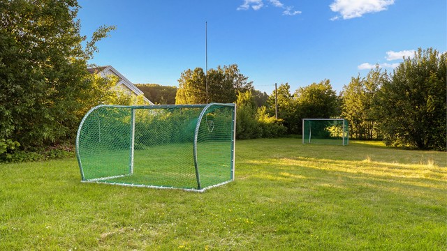 Rett på nedsiden av leiligheten finnes det stor ballslette. Perfekt for lek og moro for de minste.