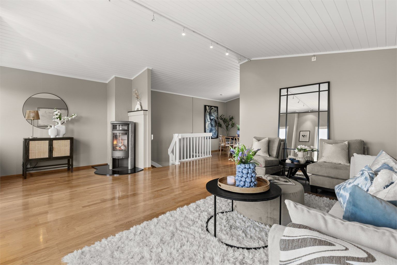 Velkommen til Munkerudåsen 13B - en kjedet enebolig o/2 plan med solrik og met barnevennlig beliggenhet. 