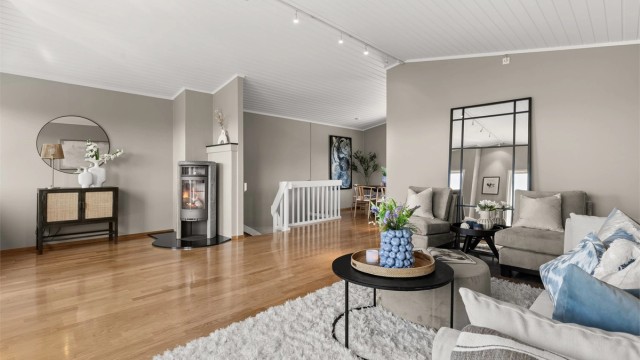 Velkommen til Munkerudåsen 13B - en kjedet enebolig o/2 plan med solrik og met barnevennlig beliggenhet.