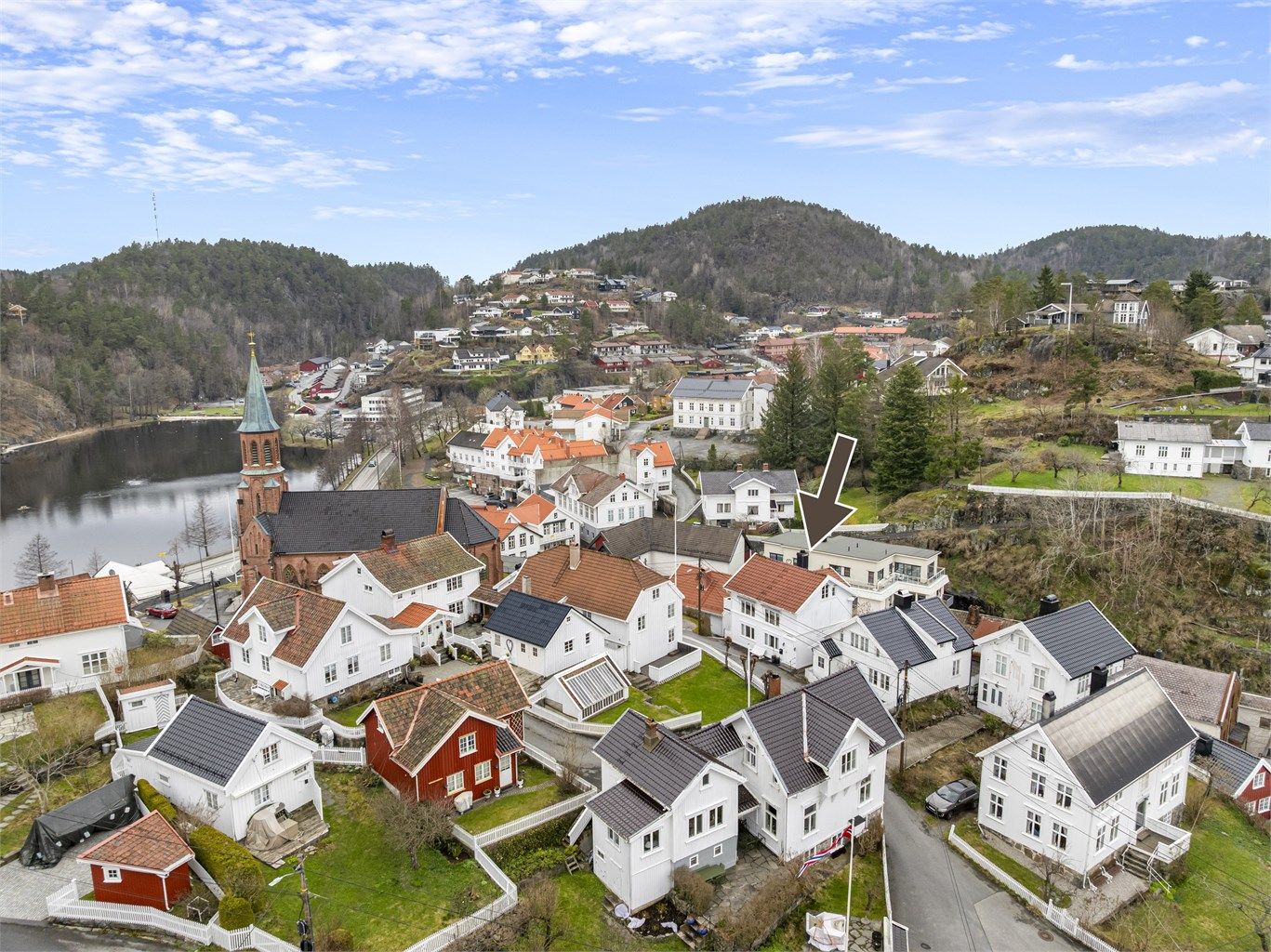 Kirkekleiva 20 er et godt og varmt tømmerhus, rett ved sentrum og byens fasiliteter.