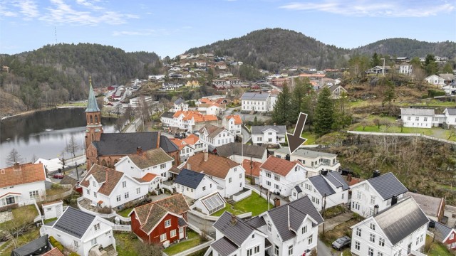 Kirkekleiva 20 er et godt og varmt tømmerhus, rett ved sentrum og byens fasiliteter.