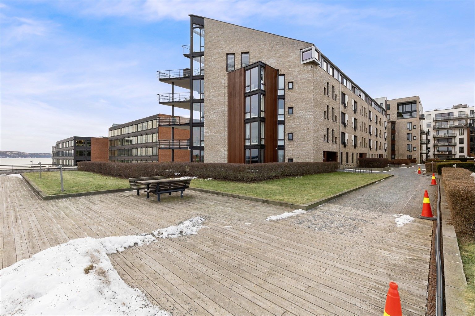 Bygget har en moderne arkitektur med fasader kledd i teglstein.