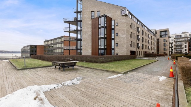 Bygget har en moderne arkitektur med fasader kledd i teglstein.