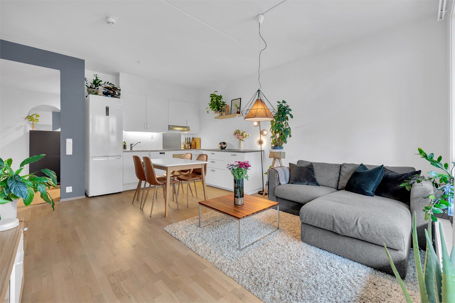 Leiligheten ligger i tredje etasje med heisadkomst, svært sentralt i Lillestrøm. 